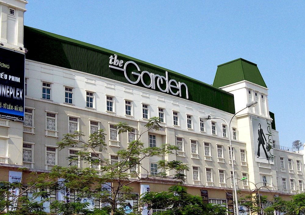 The Garden Shopping Center has a large glass facade that reflects light, creating a sparkling and attractive beauty 